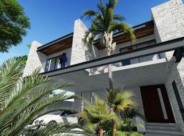 Casa · 450m² · 6 Recámaras · 4 Estacionamientos · Residencia de 5 Recámaras en Privada Tamara. Chablekal Yucatán