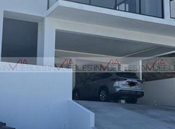 Casa · 340m² · 4 Recámaras · 4 Estacionamientos · Casa en Renta en Carolco