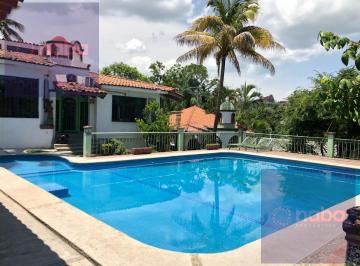 Casa en condominio · 542m² · 3 Recámaras · 4 Estacionamientos · Casa en Fracc. Granjas Mérida, Cuernavaca