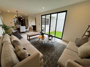 Casa · 209m² · 4 Recámaras · 2 Estacionamientos · Casa en Venta en San Mateo Atenco con Roof Garden, 3 Recámaras con Baño y Amenidades