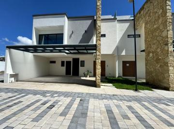 Casa · 261m² · 3 Recámaras · 2 Estacionamientos · Casa en Metepec