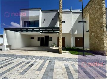 Casa · 261m² · 3 Recámaras · 2 Estacionamientos · Casa en Metepec
