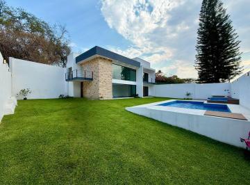 Casa · 266m² · 3 Recámaras · 4 Estacionamientos · Venta de Casa en Burgos Cuernavaca con Alberca y Jardín Privado