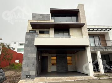 Casa · 4 Recámaras · 2 Estacionamientos · Hermosa Casa en Venta en Fraccionamiento Privado Animas