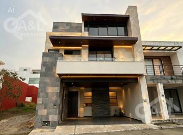 Casa · 384m² · 4 Recámaras · 2 Estacionamientos · Hermosa Casa en Venta en Fraccionamiento Privado Animas