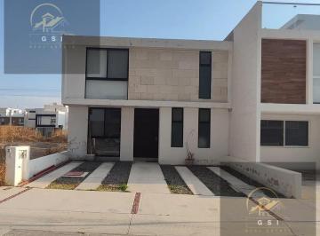 Casa · 169m² · 3 Recámaras · 2 Estacionamientos · Casa en Fraccionamiento Cañadas del Arroyo