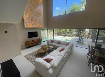 Casa · 385m² · 4 Recámaras · 3 Estacionamientos · Casa en Venta en Tulum | 4 Recámaras Funcionales, Alberca, 750 m² Terreno Cerca Zona Hotelera
