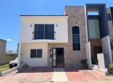 Casa de 3 habitaciones, Tlajomulco de Zúñiga · Amplia y Funcional Casa en Renta en Casa Fuerte