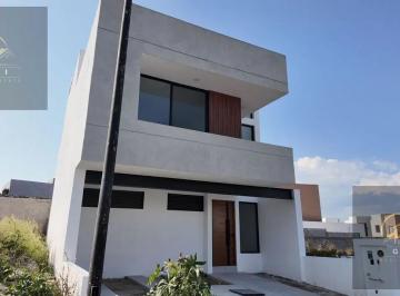 Casa · 220m² · 4 Recámaras · 2 Estacionamientos · Casa en Fraccionamiento Zibatá