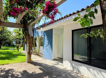 Casa · 412m² · 3 Recámaras · 2 Estacionamientos · Casa en Venta de 1 Nivel en Fraccionamiento Seguro | 3 Recámaras, Jardín, Alberca