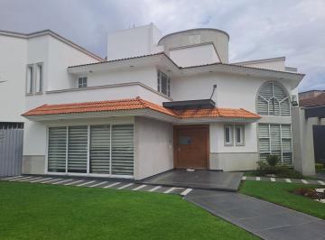Casa · 560m² · 4 Recámaras · 2 Estacionamientos · Casa en Renta en Metepec Club de Golf San Carlos