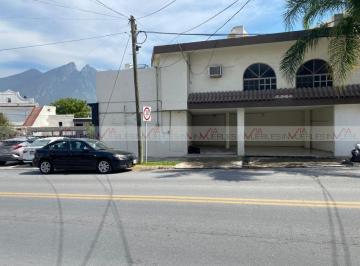 Casa uso de suelo · 295m² · 4 Recámaras · 2 Estacionamientos · Casa con Uso de Suelo en Venta en Monterrey