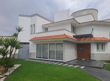 Casa · 650m² · 4 Recámaras · 2 Estacionamientos · Casa en Venta en Metepec Club de Golf San Carlos