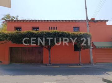 Casa · 246m² · 2 Recámaras · 1 Estacionamiento · Se Vende Casa en El Centro de Colima
