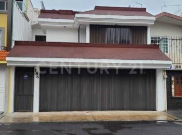 Casa · 324m² · 3 Recámaras · 3 Estacionamientos · Casa en Renta en Paseos de Taxqueña, Coyoacán, Cdmx
