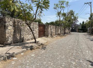 Vista lateral del terreno con acceso empedrado · Terreno en Renta en El Bajío, Zapopan – Uso Patio Logístico o Comercial