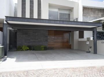 Casa · 338m² · 3 Recámaras · 3 Estacionamientos · Casa de Autor en Cumbres del Lago Juriquilla, Oportunidad