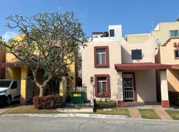 Casa · 3 Recámaras · 1 Estacionamiento · Casa en Fraccionamiento Villas Las Palmas en Col. Petrolera