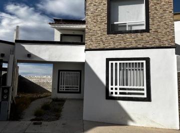 Casa · 3 Recámaras · 3 Estacionamientos · Renta de Casa en Fracc Privado Zona Romanzza Frente a Parque Fracc Lomas del Leon Etapa 1