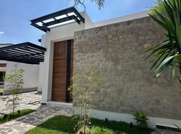 Casa · 388m² · 3 Recámaras · 2 Estacionamientos · Casa - El Carmen