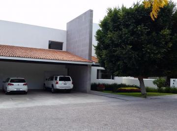 Casa · 563m² · 4 Recámaras · 3 Estacionamientos · Renta o Venta Casa en "Privada La Rica" con Recamara en Planta Baja Juriquilla Queretaro
