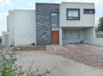 Casa · 345m² · 4 Recámaras · 5 Estacionamientos · Renta o Venta de Casa Condominio "Cantera" 4 Recamaras Altozano Queretaro