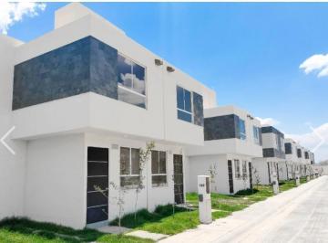 Casa · 90m² · 3 Recámaras · 1 Estacionamiento · Casa de 3 Recamaras de Lujo con Alberca en Tizayuca