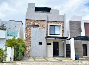 Casa · 370m² · 4 Recámaras · 2 Estacionamientos · Casa en Venta, 4 Recámaras, Piscina, Aqua By Cumbres, Av Huayacán, Cancún.