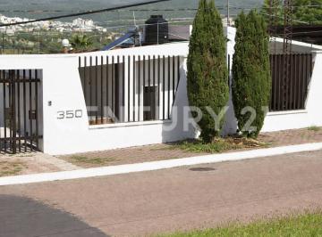Casa · 658m² · 5 Recámaras · 2 Estacionamientos · Casa en Venta Juriquilla, Querétaro.