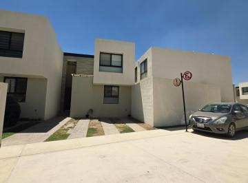 Casa · 140m² · 3 Recámaras · 2 Estacionamientos · Casa en Renta Amueblada en Puerta Natura con Jardín y Privada
