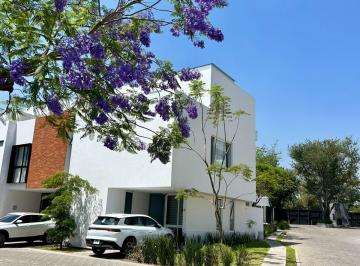 CASA EN RENTA EN ESQUINA CON ÁREA VERDE Y ALBERCA · Renta de Casa en Coto con Alberca
