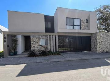 Casa · 320m² · 3 Recámaras · 2 Estacionamientos · Casa en Venta en Esquina con Terreno Excedente en Santiago