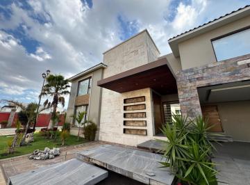 Casa en condominio · 1000m² · 4 Recámaras · 4 Estacionamientos · La Providencia 1000 m² 3 Niveles