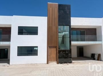 Casa · 233m² · 4 Recámaras · 2 Estacionamientos · Casa en San Andrés Cholula | 4 Rec | Frente a Alberca