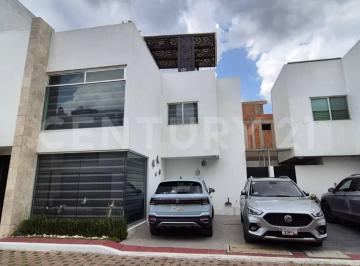 Casa · 115m² · 2 Recámaras · 2 Estacionamientos · Casa en Renta Semiamueblada, con Roof Garden, Fracc. Bambú Cuautlancingo!