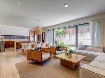 Casa · 244m² · 4 Recámaras · 2 Estacionamientos · Casa en Playa del Carmen en Venta, 4 Recamaras, 4.5 Baños, 10 Min del Mar