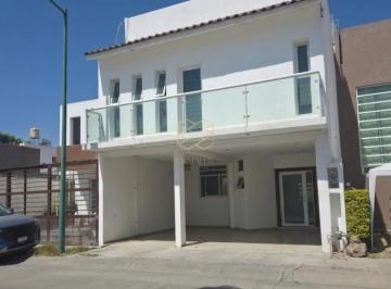 Casa · 4 Recámaras · 2 Estacionamientos · Casa en Fraccionamiento Puerta San Rafael