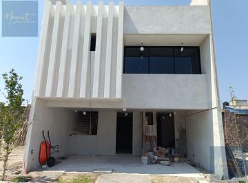 Casa · 220m² · 3 Recámaras · 2 Estacionamientos · Diseño y Privacidad: Residencia con Doble Altura y Recámaras con Baño Propio | Ubicación Estratégica