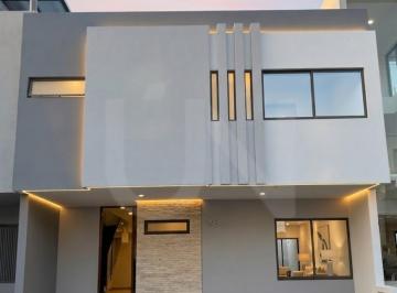Casa de 3 habitaciones, Zapopan · Casa en Venta en Coto Castaño