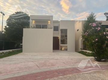 Casa · 318m² · 4 Recámaras · 2 Estacionamientos · Casa en Venta en Lagos del Sol Cancun
