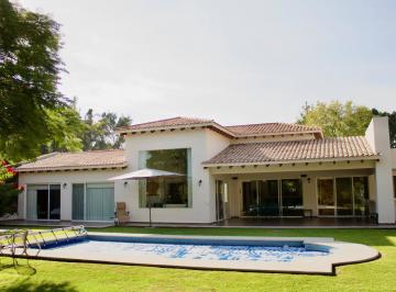 Casa · 419m² · 3 Recámaras · 4 Estacionamientos · Casa en Venta en Atlixco Puebla, con Alberca Climatizada y Amplio Jardin