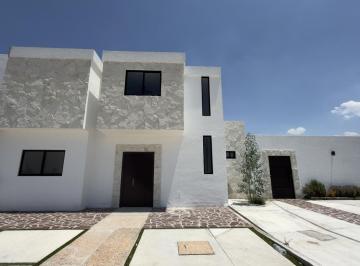 Casa · 245m² · 4 Recámaras · 2 Estacionamientos · Casa Santa Elena