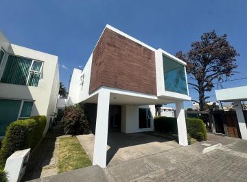 Casa · 221m² · 3 Recámaras · 2 Estacionamientos · Hermosa Casa en Venta en Metepec, Super Precio!