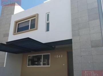 Casa · 220m² · 3 Recámaras · 2 Estacionamientos · Casa - Fraccionamiento Cumbres del Lago
