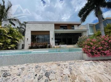 Casa · 1300m² · 4 Recámaras · 8 Estacionamientos · Casa en Venta en Canales