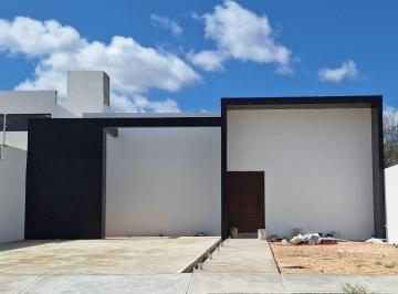 Casa de 3 habitaciones, Mérida · Casa de 1 Planta con 700 m² de Terreno, 3 Recámaras y Alberca en Venta en Cholul