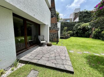 Casa en condominio · 440m² · 4 Recámaras · 6 Estacionamientos · Casa en Condominio con Gran Jardín y Vigilancia.