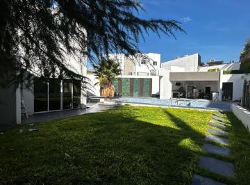 Casa · 631m² · 2 Estacionamientos · Casa Amueblada en Renta en Cumbres de San Francisco