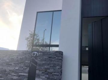 Casa de 4 habitaciones, Santiago · Casa en V E N T a en Fraccionamiento Privado de Carretera Nacional con Recamara en Planta Baja