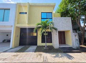 Casa · 166m² · 3 Recámaras · 2 Estacionamientos · Venta de Casa en Fraccionamiento Lomas de La Rioja Amplio Jardin
